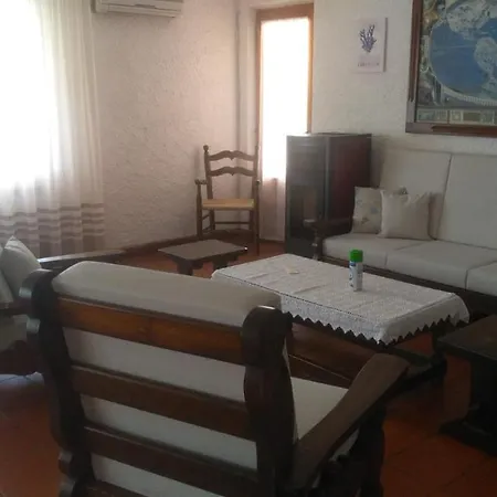 - Piscina E Aria Condizionata Bed & Breakfast *