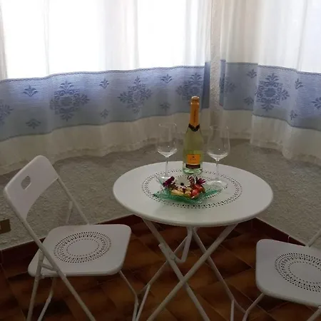 - Piscina E Aria Condizionata Bed & Breakfast