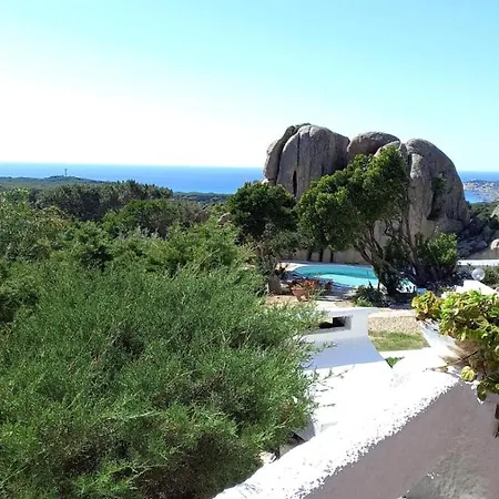 - Piscina E Aria Condizionata Bed & Breakfast
