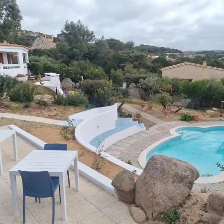 - Piscina E Aria Condizionata Bed & Breakfast