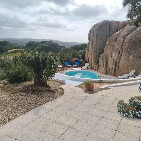 - Piscina E Aria Condizionata Bed & Breakfast *